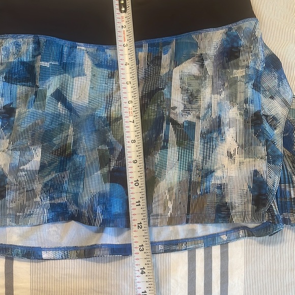 Excellent used condition. Lululemon size 6 skort - Picture 7 of 7